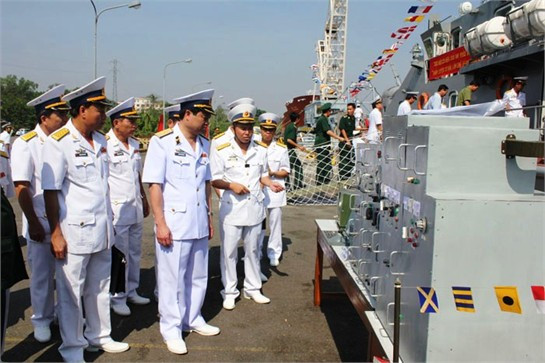 Các sĩ quan chỉ huy tham quan mô hình điều khiển huấn luyện hiện đại Các sĩ quan chỉ huy tham quan mô hình điều khiển huấn luyện hiện đại