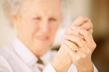 Một nghiên cứu năm 2009 cho thấy những người bị hội chứng tay người ngoài hành tinh thường bị đột quỵ trên não phải và có phỏng đoán đây là nguyên nhân gây bệnh mặc dù chưa thực sự thuyết phục