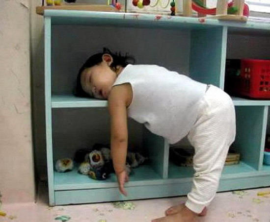 Hội chứng ngừng thở khi ngủ: Đây là một hội chứng rất hiếm và chính là một hội chứng bẩm sinh trong việc tự điều chỉnh hơi thở. Cứ 200.000 trẻ mới sinh thì có 1 trẻ mắc hội chứng này. Vào năm 2006, chỉ phát hiện được 200 ca trên toàn thế giới. Trong tất cả các ca, sự ngừng thở xảy ra trong khi ngủ, nhưng trong một vài trường hợp, sự ngừng thở cũng xảy ra trong khi tỉnh ngủ. Hội chứng ngừng thở khi ngủ: Đây là một hội chứng rất hiếm và chính là một hội chứng bẩm sinh trong việc tự điều chỉnh hơi thở. Cứ 200.000 trẻ mới sinh thì có 1 trẻ mắc hội chứng này. Vào năm 2006, chỉ phát hiện được 200 ca trên toàn thế giới. Trong tất cả các ca, sự ngừng thở xảy ra trong khi ngủ, nhưng trong một vài trường hợp, sự ngừng thở cũng xảy ra trong khi tỉnh ngủ.