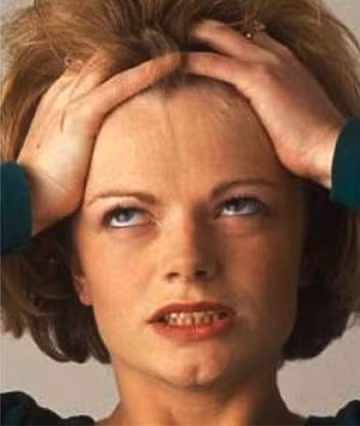 Bệnh có các triệu chứng như mệt mỏi mãn tính, suy yếu cơ, ăn kém ngon, sụt cân trầm trọng, buồn nôn, tiêu chảy, huyết áp thấp gây ra ngất xỉu thường xuyên và một số khu vực trên da màu bị thay đổi và bị tối dần.