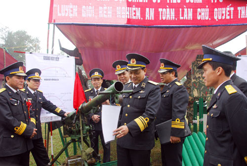 Chuẩn đô đốc Đinh Gia Thật, Phó Chính ủy Hải quân tham quan mô hình học cụ huấn luyện Lữ đoàn 147. Ảnh Trọng Thiết Chuẩn đô đốc Đinh Gia Thật, Phó Chính ủy Hải quân tham quan mô hình học cụ huấn luyện Lữ đoàn 147. Ảnh Trọng Thiết