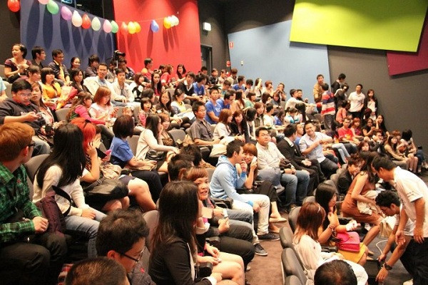 Buổi Welcome Party năm nay không chỉ mang đến những bài hát được chính các bạn SV Monash trình bày mà còn có những tiết mục văn nghệ của các thầy cô, giảng viên của trường Monash. Đặc biệt năm nay Welcome Party còn có sự tham gia, giao lưu của hội sinh viên khác ở Melbourne như VSUM, MOVSA cùng ban nhạc sinh viên nổi tiếng tại Melbourne - The Little Band. Buổi Welcome Party năm nay không chỉ mang đến những bài hát được chính các bạn SV Monash trình bày mà còn có những tiết mục văn nghệ của các thầy cô, giảng viên của trường Monash. Đặc biệt năm nay Welcome Party còn có sự tham gia, giao lưu của hội sinh viên khác ở Melbourne như VSUM, MOVSA cùng ban nhạc sinh viên nổi tiếng tại Melbourne - The Little Band.
