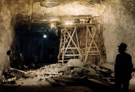 Để tránh các cuộc ném bom của Đồng minh, các nhà máy của Đức ngày càng chui sâu vào lòng đất. Trong bức ảnh là lòng núi đá.