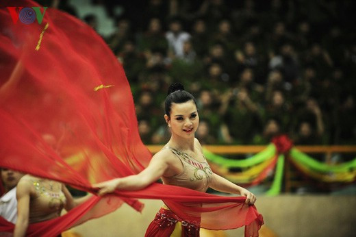 Đây là hoạt động thiết thực nhằm đẩy mạnh phong trào rèn luyện thể chất, lòng dũng cảm, kĩ năng thực hành võ thuật của thanh niên Công an nhằm đáp ứng yêu cầu nhiệm vụ trong tình hình mới. Ảnh: Một tiết mục văn nghệ chào mừng lễ khai mạc. Có hơn 1000 chiến sỹ công an đến từ 20 đơn vị đã tham gia liên hoan.