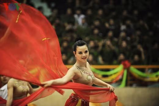 Đây là hoạt động thiết thực nhằm đẩy mạnh phong trào rèn luyện thể chất, lòng dũng cảm, kĩ năng thực hành võ thuật của thanh niên Công an nhằm đáp ứng yêu cầu nhiệm vụ trong tình hình mới. Ảnh: Một tiết mục văn nghệ chào mừng lễ khai mạc. Có hơn 1000 chiến sỹ công an đến từ 20 đơn vị đã tham gia liên hoan.