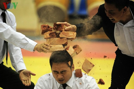 Dùng đầu làm đe đập gạch.