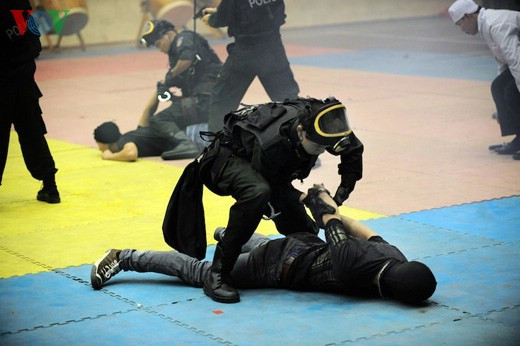 Trong tình huống giả định có khủng bố, các chiến sỹ công an sau hàng loạt tiếng súng đã khống chế gọn bọn tội phạm.