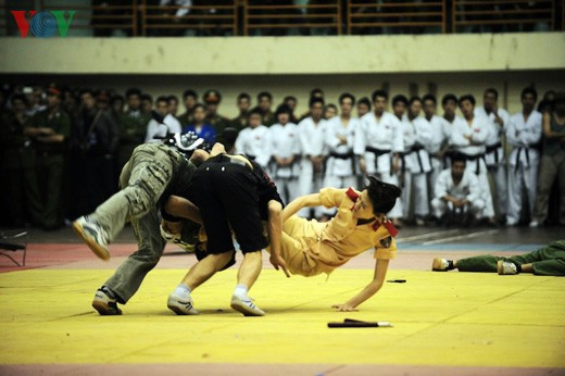 Nữ cảnh sát Giao thông hạ gục kẻ xấu bằng những ngón đòn thuần thục.