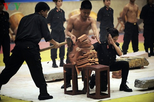 Nữ cảnh sát cơ động kê tay lên gạch và cho búa đập trực tiếp vào tay mình được hàng trăm khán giả tại Nhà thi đấu Bộ Công an hoan hô nhiệt liệt.