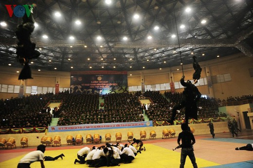 Liên hoan khu vực phía Bắc được tổ chức trong các ngày 26 và 27/3 tại Trung tâm thể thao CAND (Thanh Liệt, Thanh Trì, Hà Nội), gồm 20 đơn vị tham gia đến từ các Tổng cục, Bộ Tư lệnh, các học viện, trường CAND khu vực phía Bắc và Công an TP Hà Nội. Ảnh: Các tiết mục biểu diễn võ thuật được hàng ngàn khán giả trông đợi. Trong ảnh là tiết mục biểu diễn chống khủng bố giải cứu con tin.