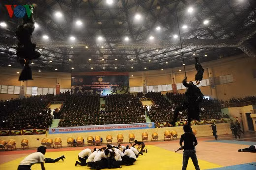 Liên hoan khu vực phía Bắc được tổ chức trong các ngày 26 và 27/3 tại Trung tâm thể thao CAND (Thanh Liệt, Thanh Trì, Hà Nội), gồm 20 đơn vị tham gia đến từ các Tổng cục, Bộ Tư lệnh, các học viện, trường CAND khu vực phía Bắc và Công an TP Hà Nội. Ảnh: Các tiết mục biểu diễn võ thuật được hàng ngàn khán giả trông đợi. Trong ảnh là tiết mục biểu diễn chống khủng bố giải cứu con tin.