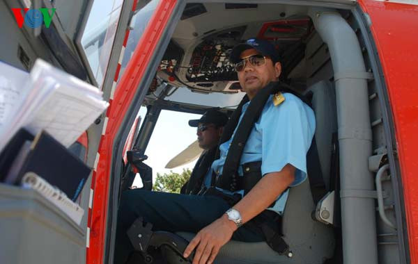 Các phi công bay EC-225 trong khoang lái chuẩn bị xuất phát. Các phi công bay EC-225 trong khoang lái chuẩn bị xuất phát.