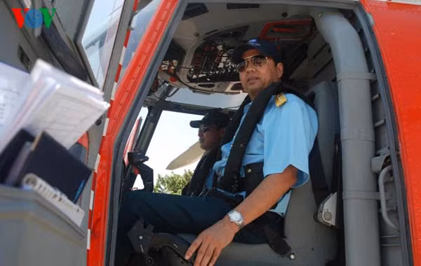 Các phi công bay EC-225 trong khoang lái chuẩn bị xuất phát.