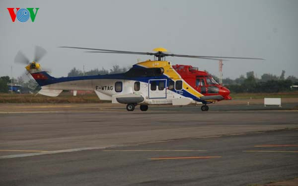 Hiện nay, Hải quân Việt Nam đã có đầy đủ bộ “Thủy quân lục chiến” 5 thứ quân gồm: Hải quân đánh bộ, pháo tên lửa bờ, tàu mặt nước, tàu ngầm và không quân hải quân, hoàn toàn đủ sức sẵn sàng chiến đấu và chiến đấu thắng lợi bảo vệ chủ quyền biển, đảo, thềm lục địa của Tổ quốc trong mọi tình huống, đặc biệt trong nhiệm vụ tuần tiễu vùng biển, tìm kiếm cứu nạn cứu vớt ngư dân trên biển xa và làm các nhiệm vụ đặc biệt khác. (Trong ảnh: Máy bay EC-225 chuẩn bị cất cánh tại sân bay Vũng Tàu ngay sau lễ tiếp nhận.) Hiện nay, Hải quân Việt Nam đã có đầy đủ bộ “Thủy quân lục chiến” 5 thứ quân gồm: Hải quân đánh bộ, pháo tên lửa bờ, tàu mặt nước, tàu ngầm và không quân hải quân, hoàn toàn đủ sức sẵn sàng chiến đấu và chiến đấu thắng lợi bảo vệ chủ quyền biển, đảo, thềm lục địa của Tổ quốc trong mọi tình huống, đặc biệt trong nhiệm vụ tuần tiễu vùng biển, tìm kiếm cứu nạn cứu vớt ngư dân trên biển xa và làm các nhiệm vụ đặc biệt khác. (Trong ảnh: Máy bay EC-225 chuẩn bị cất cánh tại sân bay Vũng Tàu ngay sau lễ tiếp nhận.)