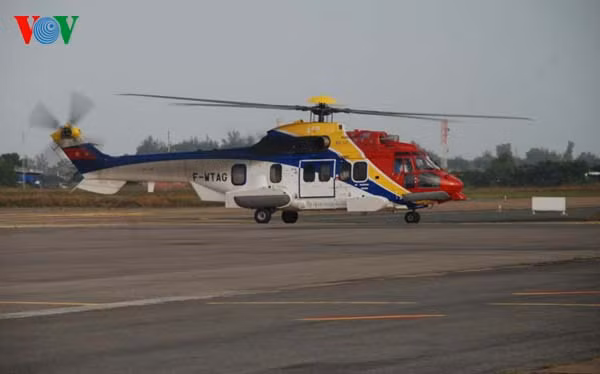 Hiện nay, Hải quân Việt Nam đã có đầy đủ bộ “Thủy quân lục chiến” 5 thứ quân gồm: Hải quân đánh bộ, pháo tên lửa bờ, tàu mặt nước, tàu ngầm và không quân hải quân, hoàn toàn đủ sức sẵn sàng chiến đấu và chiến đấu thắng lợi bảo vệ chủ quyền biển, đảo, thềm lục địa của Tổ quốc trong mọi tình huống, đặc biệt trong nhiệm vụ tuần tiễu vùng biển, tìm kiếm cứu nạn cứu vớt ngư dân trên biển xa và làm các nhiệm vụ đặc biệt khác. (Trong ảnh: Máy bay EC-225 chuẩn bị cất cánh tại sân bay Vũng Tàu ngay sau lễ tiếp nhận.) Hiện nay, Hải quân Việt Nam đã có đầy đủ bộ “Thủy quân lục chiến” 5 thứ quân gồm: Hải quân đánh bộ, pháo tên lửa bờ, tàu mặt nước, tàu ngầm và không quân hải quân, hoàn toàn đủ sức sẵn sàng chiến đấu và chiến đấu thắng lợi bảo vệ chủ quyền biển, đảo, thềm lục địa của Tổ quốc trong mọi tình huống, đặc biệt trong nhiệm vụ tuần tiễu vùng biển, tìm kiếm cứu nạn cứu vớt ngư dân trên biển xa và làm các nhiệm vụ đặc biệt khác. (Trong ảnh: Máy bay EC-225 chuẩn bị cất cánh tại sân bay Vũng Tàu ngay sau lễ tiếp nhận.)