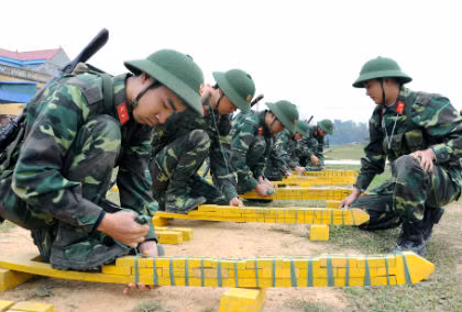 Giờ thực hành gói buộc lượng nổ của chiến sĩ mới Tiểu đoàn 3. Giờ thực hành gói buộc lượng nổ của chiến sĩ mới Tiểu đoàn 3.