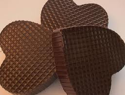 3. Sô-cô-la: Một tin tốt dành cho những tín đồ của loại thực phẩm ngọt ngào này đó là hạt cacao (thành phần chính của sô-cô-la) được đánh giá là một trong những thực phẩm có lợi nhất đối với tim. Kết quả nghiên cứu được thực hiện năm 2011 của Trường ĐH Harvard cho thấy những hợp chất hữu cơ có tên gọi là flavonoid trong hạt cacao có liên quan đến việc làm giảm huyết áp cũng như cải thiện sự khỏe mạnh cho các mạch máu, hạ thấp mức cholesterol và tác động đến sự lưu thông của máu. Ảnh: thegioi24.vn 3. Sô-cô-la: Một tin tốt dành cho những tín đồ của loại thực phẩm ngọt ngào này đó là hạt cacao (thành phần chính của sô-cô-la) được đánh giá là một trong những thực phẩm có lợi nhất đối với tim. Kết quả nghiên cứu được thực hiện năm 2011 của Trường ĐH Harvard cho thấy những hợp chất hữu cơ có tên gọi là flavonoid trong hạt cacao có liên quan đến việc làm giảm huyết áp cũng như cải thiện sự khỏe mạnh cho các mạch máu, hạ thấp mức cholesterol và tác động đến sự lưu thông của máu. Ảnh: thegioi24.vn