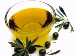 12. Dầu ô-liu: Trong một cuộc nghiên cứu gần đây, các nhà nghiên cứu thuộc Trường ĐH Bordeaux, Pháp đã phân tích quá trình tiêu thụ dầu ô-liu của 7625 người ở Pháp nằm ở độ tuổi từ 65 trở lên và nhận thấy những người sử dụng nhiều dầu ô-liu đã giảm được 41% nguy cơ phải gánh chịu một cơn đột quỵ so với những người không bao giờ dùng dầu ô-liu. Lượng a-xít oleic trong dầu ô-liu đã làm giảm sự hấp thu các chất béo bão hòa, vốn là nguyên nhân dẫn đến các cơn đột quỵ. Ảnh: anninhthudo.vn