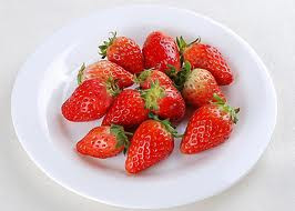 4. Dâu tây: Trái cây này rất giàu chất kali và đường, giúp giảm độc tố trong cơ thể người. Dâu tây còn chứa nhiều chất chống lão hóa, giúp ngăn ngừa viêm nhiễm và căng thẳng do quá trình lão hóa gây ra ở thành mạch máu. Ảnh: dinhduong.com.vn 4. Dâu tây: Trái cây này rất giàu chất kali và đường, giúp giảm độc tố trong cơ thể người. Dâu tây còn chứa nhiều chất chống lão hóa, giúp ngăn ngừa viêm nhiễm và căng thẳng do quá trình lão hóa gây ra ở thành mạch máu. Ảnh: dinhduong.com.vn