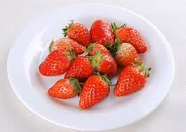 4. Dâu tây: Trái cây này rất giàu chất kali và đường, giúp giảm độc tố trong cơ thể người. Dâu tây còn chứa nhiều chất chống lão hóa, giúp ngăn ngừa viêm nhiễm và căng thẳng do quá trình lão hóa gây ra ở thành mạch máu. Ảnh: dinhduong.com.vn