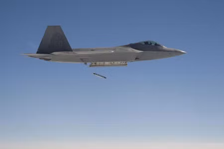 F-22 Raptor thả bom SDB I. Ảnh: f-16.net