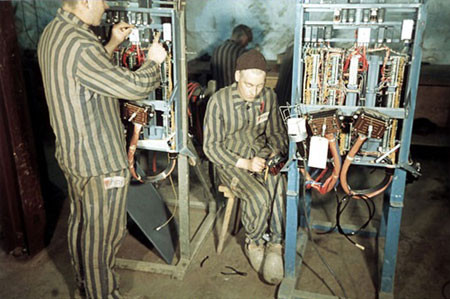 Lắp ráp phần điện tử.