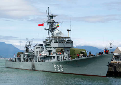 Tàu khu trục của Myanmar cập cảng Tiên Sa (Đà Nẵng) sáng nay. Ảnh: Nguyễn Đông Tàu khu trục của Myanmar cập cảng Tiên Sa (Đà Nẵng) sáng nay. Ảnh: Nguyễn Đông