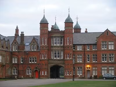 Trường đại học mang đến cho sinh viên những trải nghiệm đặc biệt. Hầu hết sinh viên và nhân viên nhà trường đều sống trong những khu vực trong trường và mỗi tối hàng tuần đều có chương trình giải trí. Sinh viên tốt nghiệp tại trường sẽ có tấm bằng giá trị và có cơ hội thành công nhiều hơn với công việc trong tương lai.