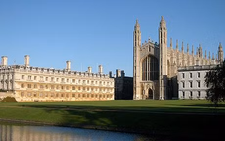 Trường đại học Cambridge được đánh giá là trường đại học có khóa học chất lượng tốt nhất ở 4 trong 10 lĩnh vực đào tạo. Trường có hơn 100 thư viện với hơn 13 triệu cuốn sách trong đó có 200.000 cuốn in trước năm 1800, có hơn 6.000 bản thảo từ thời trung cổ.