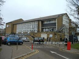 Hertfordshire là trường Đại học liên tục được bình chọn là một trong các trường giảng dạy tốt nhất Anh quốc, hiện đứng ở vị trí 40/100 trường đai học tốt nhất nước Anh năm 2008. Đặc biệt sinh viên quốc tế du học Anh có cơ hội việc làm thêm trong thời gian học và được ở Anh 2 năm để làm việc sau tốt nghiệp. Hertfordshire là trường Đại học liên tục được bình chọn là một trong các trường giảng dạy tốt nhất Anh quốc, hiện đứng ở vị trí 40/100 trường đai học tốt nhất nước Anh năm 2008. Đặc biệt sinh viên quốc tế du học Anh có cơ hội việc làm thêm trong thời gian học và được ở Anh 2 năm để làm việc sau tốt nghiệp.