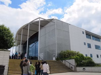 Trường đại học Hertfordshire là một trong những trường có chất lượng giảng dạy, nghiên cứu, học tập xuất sắc tại Vương quốc Anh. Với mục tiêu chọn sinh viên làm trung tâm giảng dạy, hiện trường có hơn 24.000 sinh viên đang theo học trong đó có hơn 2000 sinh viên quốc tế du học Anh đến từ 85 quốc gia trên thế giới.