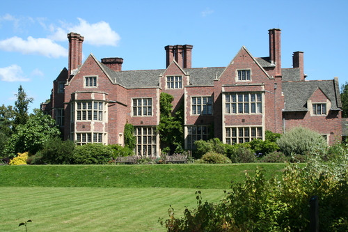 Từ lâu các trường Đại học ở Anh đã là điểm đến hấp dẫn và thú vị của các du học sinh Việt Nam nói riêng cũng như toàn thế giới nói chung. Các trường đại học ở Anh không chỉ có cơ sở vật chất đầy đủ, chất lượng giảng dạy tốt mà còn có khuân viên sạch, đẹp… Hãy cùng điểm lại một số trường Đại học nổi tiếng ở Vương quốc Anh để có những thông tin bổ ích khi bạn chọn Anh là địa điểm du học. Trường Leicester là một trong những trường có truyền thống lịch sử lâu đời của Vương quốc Anh. Trường nằm tại thành phố Leicester, cách London 75 phút đi tầu. Hiện nay trường có hơn 20.000 sinh viên trong đó có hơn 2000 quốc tế đến từ 150 quốc gia trên thế giới. Từ lâu các trường Đại học ở Anh đã là điểm đến hấp dẫn và thú vị của các du học sinh Việt Nam nói riêng cũng như toàn thế giới nói chung. Các trường đại học ở Anh không chỉ có cơ sở vật chất đầy đủ, chất lượng giảng dạy tốt mà còn có khuân viên sạch, đẹp… Hãy cùng điểm lại một số trường Đại học nổi tiếng ở Vương quốc Anh để có những thông tin bổ ích khi bạn chọn Anh là địa điểm du học. Trường Leicester là một trong những trường có truyền thống lịch sử lâu đời của Vương quốc Anh. Trường nằm tại thành phố Leicester, cách London 75 phút đi tầu. Hiện nay trường có hơn 20.000 sinh viên trong đó có hơn 2000 quốc tế đến từ 150 quốc gia trên thế giới.