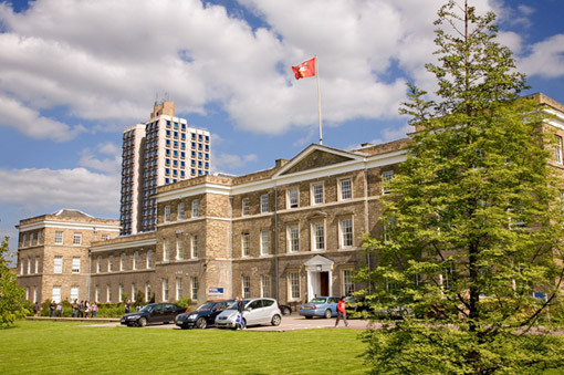 Leicester là một trong những trường đại học hàng đầu của Vương quốc Anh. Trường cung cấp các khoá học Đại học, sau Đại học và các khoá học nghề có chất lượng cao và có ảnh hưởng trên phạm vi quốc tế. Là trường đại học danh tiếng về chất lượng cao trong giảng dạy và nghiên cứu, Đại học Leicester, xếp thứ 15 tại Anh theo bình chọn của The Times Good University Guide 2011 Leicester là một trong những trường đại học hàng đầu của Vương quốc Anh. Trường cung cấp các khoá học Đại học, sau Đại học và các khoá học nghề có chất lượng cao và có ảnh hưởng trên phạm vi quốc tế. Là trường đại học danh tiếng về chất lượng cao trong giảng dạy và nghiên cứu, Đại học Leicester, xếp thứ 15 tại Anh theo bình chọn của The Times Good University Guide 2011