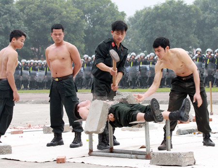 Thường xuyên luyện tập, cảnh sát cơ động đã đạt đến trình độ điêu luyện: Nằm ngửa trên lưỡi hai cây kiếm sắc, đặt tấm bê tông lên ngực để người khác dùng búa đập vỡ. Thường xuyên luyện tập, cảnh sát cơ động đã đạt đến trình độ điêu luyện: Nằm ngửa trên lưỡi hai cây kiếm sắc, đặt tấm bê tông lên ngực để người khác dùng búa đập vỡ.