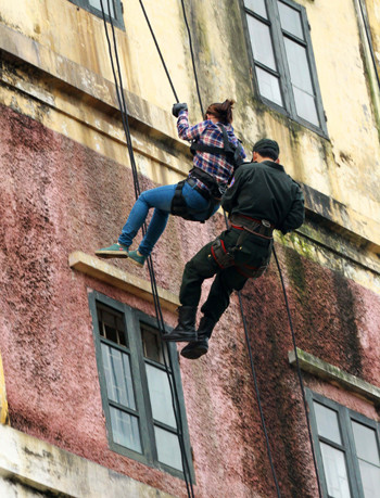 Cảnh sát cơ động luyện tập tình huống giả định "Giải cứu con tin". Cảnh sát cơ động luyện tập tình huống giả định "Giải cứu con tin".