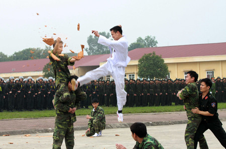 Cảnh sát cơ động luyện tập, trình diễn võ thuật . Cảnh sát cơ động luyện tập, trình diễn võ thuật .