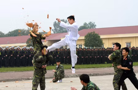 Cảnh sát cơ động luyện tập, trình diễn võ thuật . Cảnh sát cơ động luyện tập, trình diễn võ thuật .