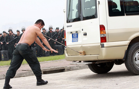 Trình diễn kỹ thuật đặt cây sắt vào yết hầu, dùng lực cơ thể đẩy xe ô tô 16 chỗ. Trình diễn kỹ thuật đặt cây sắt vào yết hầu, dùng lực cơ thể đẩy xe ô tô 16 chỗ.