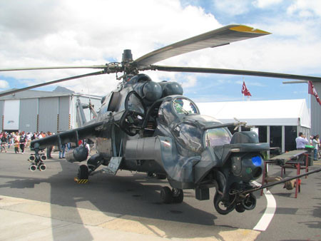 Trực thăng chiến đấu Ka-52 được thiết kế với cabin dành cho hai người lái Trực thăng chiến đấu Ka-52 được thiết kế với cabin dành cho hai người lái