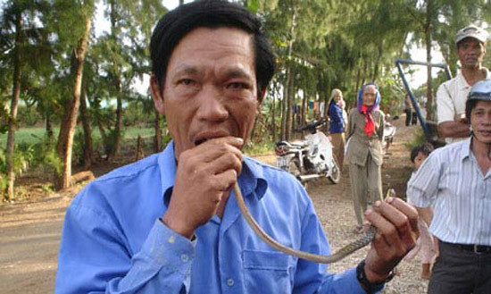 Bệnh Pica: Người mắc bệnh này nghiện ăn những thứ không phải là thức ăn và ăn tất cả mọi thứ giống như loài chim ác mặc dù họ cũng ăn thực phẩm như những người bình thường khác. Những thứ phi thực phẩm như bụi bẩn, giấy, than đá, phấn, đất, đất sét, hồ dán họ đều có thể ăn. Bệnh Pica: Người mắc bệnh này nghiện ăn những thứ không phải là thức ăn và ăn tất cả mọi thứ giống như loài chim ác mặc dù họ cũng ăn thực phẩm như những người bình thường khác. Những thứ phi thực phẩm như bụi bẩn, giấy, than đá, phấn, đất, đất sét, hồ dán họ đều có thể ăn.