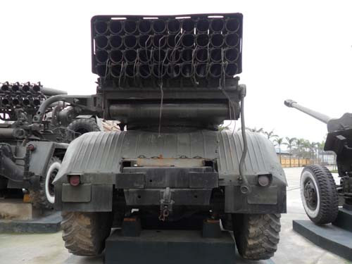 Thông số kỹ thuật: Cỡ các nòng: 122.4mm; trọng lượng 13,71 tonnes; Chiều dài: 7,35m; Chiều rộng: 2,40m, chiều cao 3,09m, kíp chiến đấu 4 người; gia tốc đạn 690 m/s.