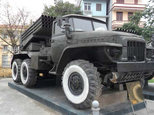 Xe chiến đấu BM 21(Pháo phản lực BM – 21): Sản xuất năm 1964 tại Liên Xô, ngày nay xe vẫn còn được sản xuất.