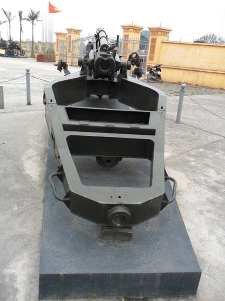 Thông số kỹ thuật: Lựu pháo có cỡ nòng 105m, trọng lượng 1400kg, dài 5,2, rộng 2m, cao 1,6m, kíp chiến đấu 8 người, tốc độ băn 3 viên/ phút, sơ tốc đạn 494m/s