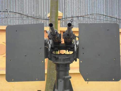 Pháo phòng không 20mm MK – 18 trên tàu thủy: Sản xuất năm 1939 tại Oeilikon và tại Hoa Kỳ năm 1941. Pháo phòng không 20mm MK – 18 trên tàu thủy: Sản xuất năm 1939 tại Oeilikon và tại Hoa Kỳ năm 1941.