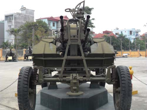 Súng phòng không 14,5mm ZPU – 4: Thiết kế năm 1944, sản xuất 1949 tại Liên Xô. Súng đã tham gia các cuộc chiến tranh như: Triều tiên, Việt Nam, chiến tranh vùng vịnh… Súng phòng không 14,5mm ZPU – 4: Thiết kế năm 1944, sản xuất 1949 tại Liên Xô. Súng đã tham gia các cuộc chiến tranh như: Triều tiên, Việt Nam, chiến tranh vùng vịnh…