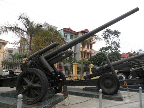 Pháo nòng dài 105mm SFH 18: Nơi thiết kê: Krupp; năm sản xuất: 1934 – 1943 tại Đức; số lượng: 5403 khẩu; tham gia cuộc chiến tranh thế giới lần thứ II.
