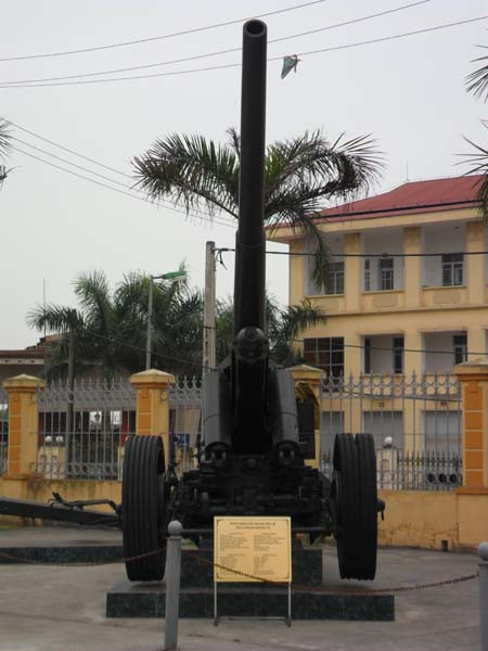 Thông số kỹ thuật: Cỡ nòng 105mm, trọng lượng 5642kg, chiều dài 10m, chiều rộng 2,3m, chiều cao 2,6m, tốc độ bắn 6 viên/phút, sơ tốc đạn: 835m/s.