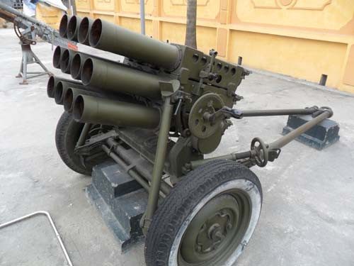 Thông số kỹ thuật: cớ nòng 107mm; trọng lượng 390kg; chiều dài 2,8; chiều rộng: 1,4m; chiều cao: 1,2m; sơ tốc đạn 237m/s. Thông số kỹ thuật: cớ nòng 107mm; trọng lượng 390kg; chiều dài 2,8; chiều rộng: 1,4m; chiều cao: 1,2m; sơ tốc đạn 237m/s.