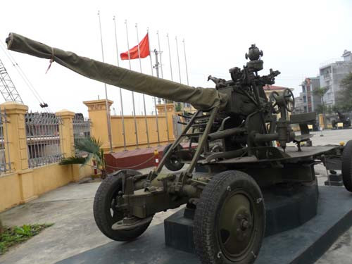 Thông số kỹ thuật: Cỡ nòng: 37 mm; Trọng lượng 2100 kg; chiều dài 5,50m; chiều rộng 1,78m; tốc độ 60 viên/ phút; sơ tỗ đạn 880m/s. Thông số kỹ thuật: Cỡ nòng: 37 mm; Trọng lượng 2100 kg; chiều dài 5,50m; chiều rộng 1,78m; tốc độ 60 viên/ phút; sơ tỗ đạn 880m/s.