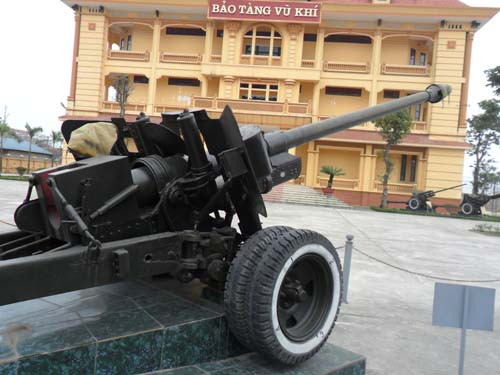 Thông số kỹ thuật: cỡ nòng 100mm, trọng lượng 3650 kg, chiều dài 10,05m, chiều rộng 2,3m, kíp chiến đấu 6-8 người, tốc độ bắn 8-10 viên/phút, gia tốc đạn:900m/s.